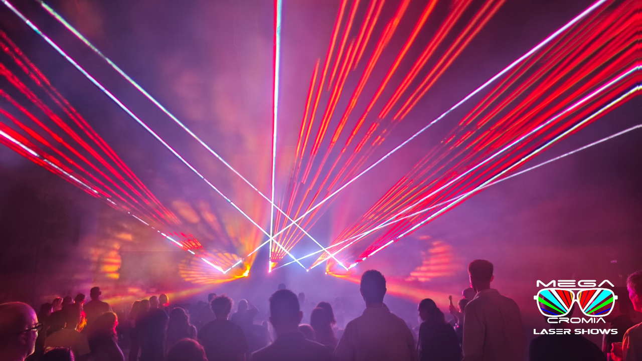 Spettacolo laser in piazza per festa paesana